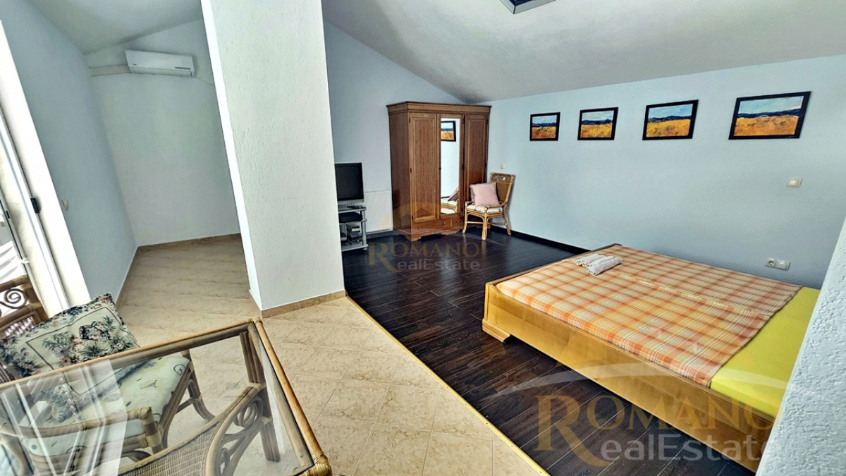 Ekskluzivna hiša prvi vrsti ob morju – Mavarčica, Okrug Gornji – Velik investicijski potencial